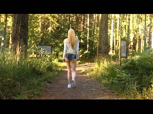 ❤️ Smuk kvinde bevæger sig langsomt, ikke nøgen video Porn video at da.sexarxiv.ru ️❤